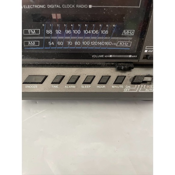 GPX Clock Radio D528G•Digital Clock Display•Analog AM/FM Radio•Alarm Clock - Picture 3 of 8